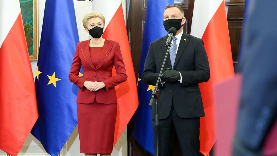 Agata Kornhauser-Duda w bordowej stylizacji.