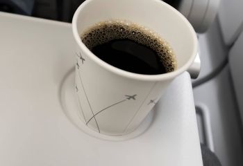 Tego lepiej nie pij w samolocie. Stewardesa wskazuje konretny powód