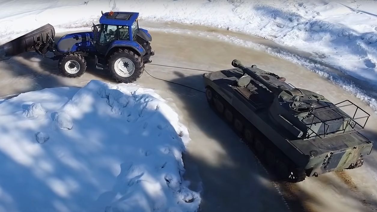 Anonymous pochwalili rolnika. Wyjaśnił, jak holować czołg za pomocą traktora