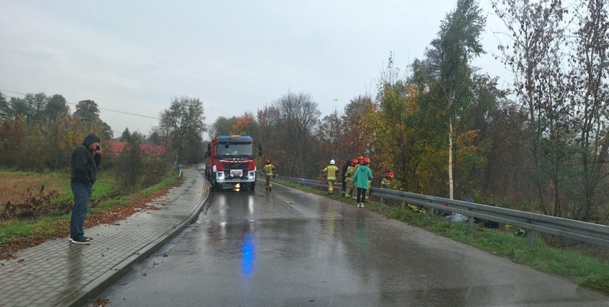 Mokra jezdnia zebrała żniwo. Akcja strażaków pod Pułtuskiem