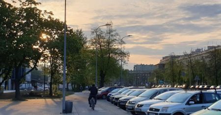 Spojrzał pod samochód. Oniemiał, jak to zobaczył