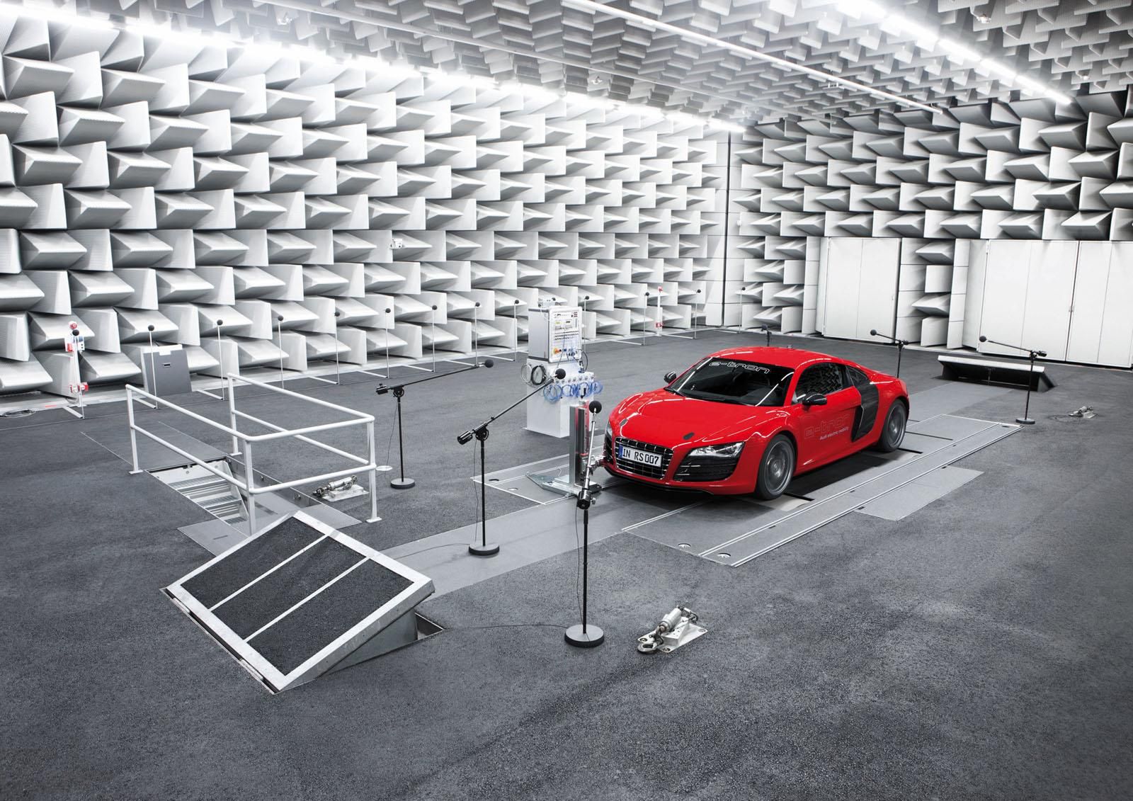 Audi R8 e-tron - niespełnione elektryczne marzenie [galeria] 35