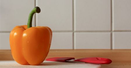 Jak przechowywać paprykę? Dzięki temu trikowi nie zwiędnie i nie spleśnieje