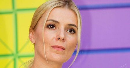 Halina Mlynkova w neonowej spódnicy i sneakersach [zdjęcia]