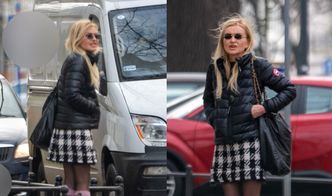 Zmarznięta Monika Olejnik w krótkiej spódniczce i różowych podkolanówkach wyczekuje na chodniku z walizką (ZDJĘCIA)