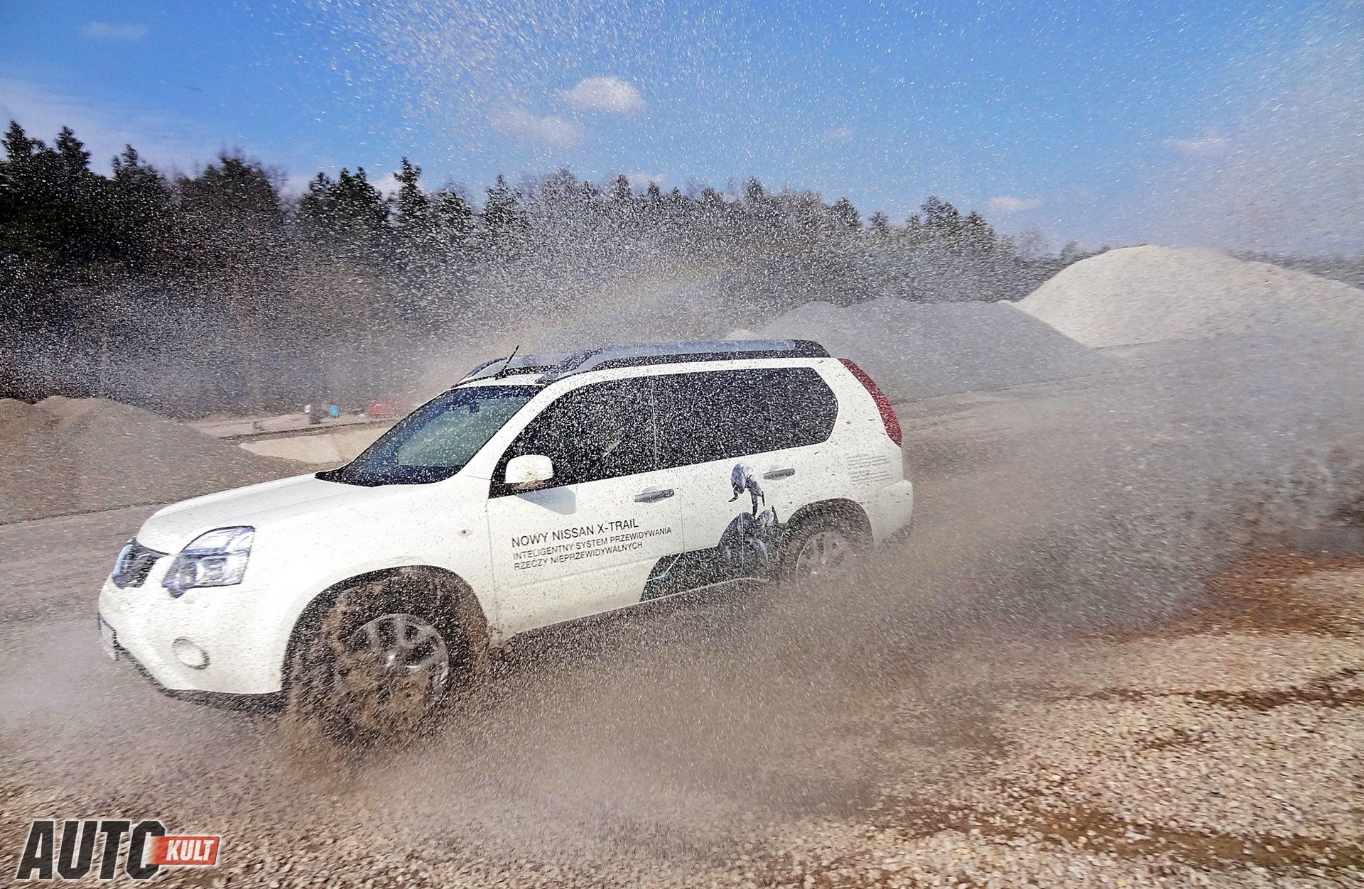 SUV-y są zwykle lepiej przygotowane do jazdy po wodzie i kałużach