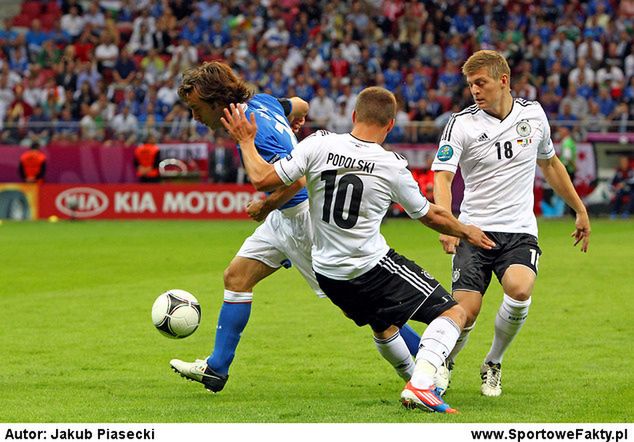 Toni Kroos (z prawej) podczas finałów Euro 2012