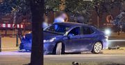 Warszawa: Nocna kolizja na Placu Piłsudskiego. Driftując Toyotą wpadł w słupki