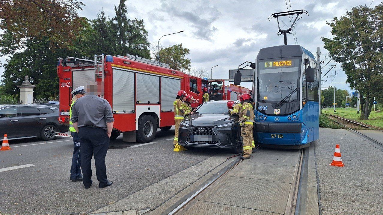 Wrocław: Wypadek tramwaju i lexusa. Utrudnienia dla pasażerów MPK w centrum