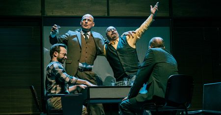 "Na rauszu" w Teatrze Polonia. Uśmierzyć ból istnienia [RECENZJA]