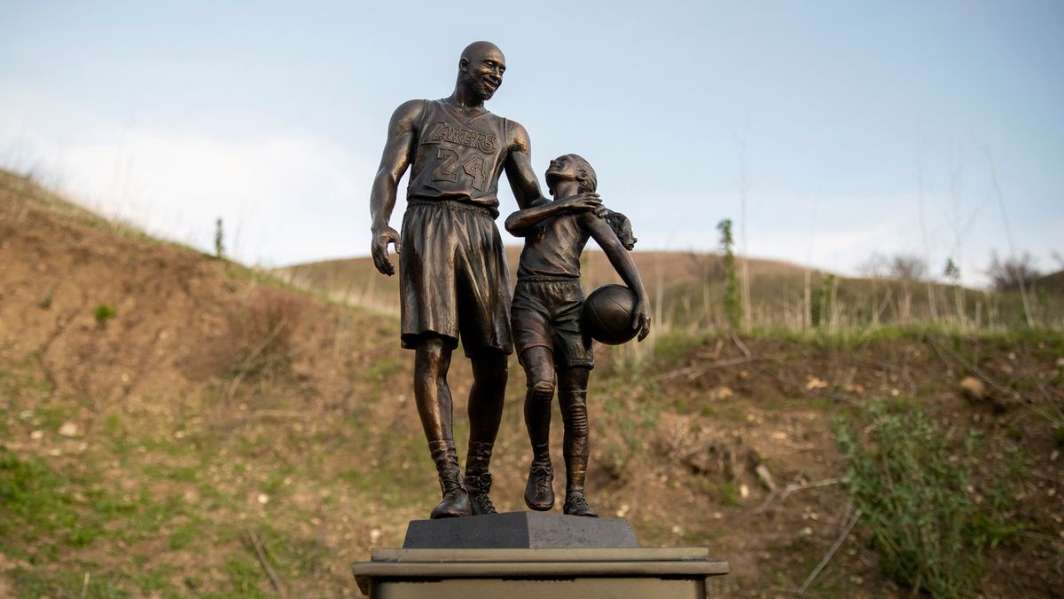 Getty Images / Josh Lefkowitz / Na zdjęciu: statua ku pamięci Kobego Bryanta i jego córki