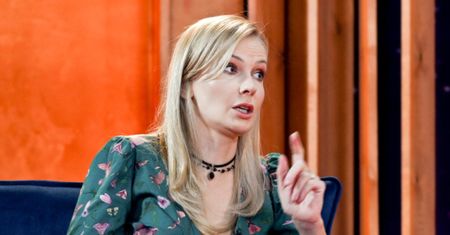 Edyta Pazura plażuje w ażurowym bikini i wdaje się w pyskówkę z internautką: "Czy bycie NIJAKIM idzie w parze z celebrytą?"