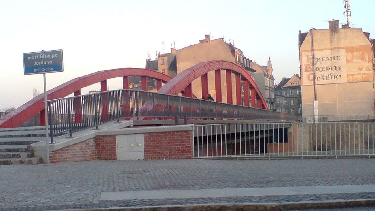 Poznań. Ojciec z córką spacerowali po przęśle mostu. "Mamusia na dole robi zdjęcia"