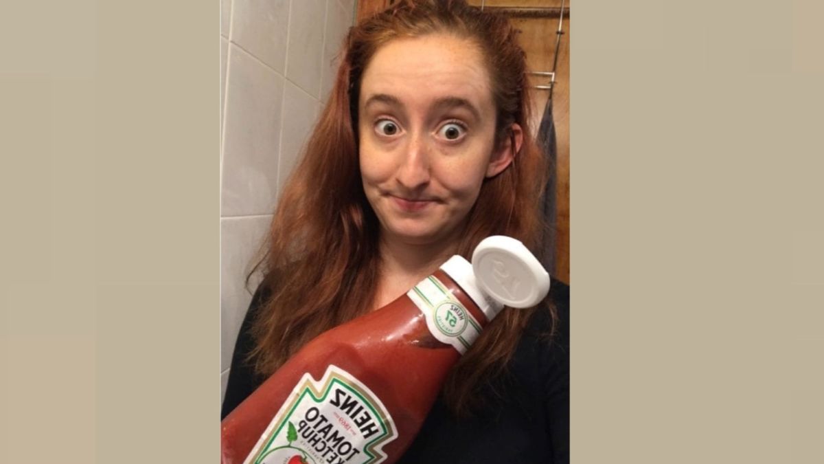 Kobieta chciała polepszyć kondycję włosów. Postanowiła wypróbować kurację na włosy z użyciem ketchupu. Jaki efekt uzyskała?