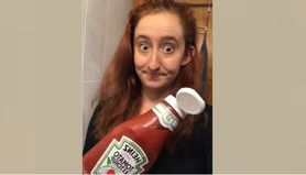 Wmasowała ketchup we włosy. Jaki efekt uzyskała? (WIDEO)