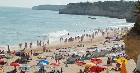 Wakacje w Portugalii. Na głównych plażach powstały punkty medyczne