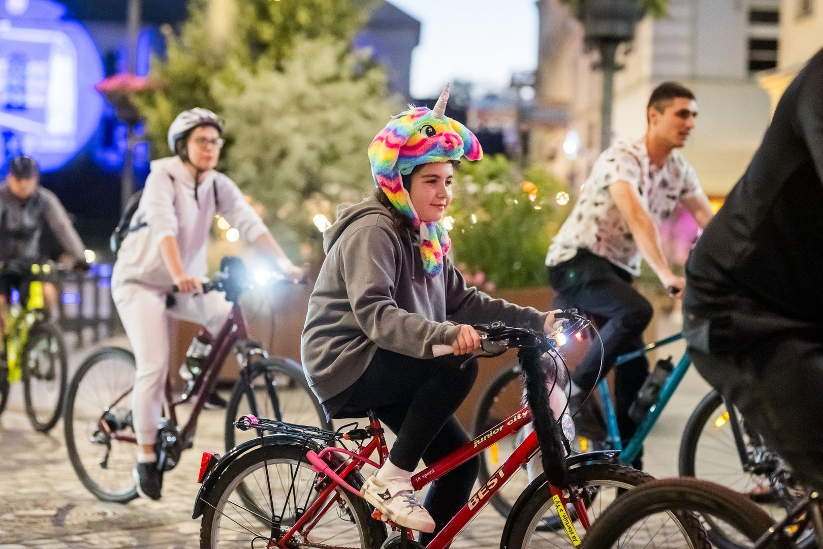Rowerzyści na Starym Rynku zebrali się ok. 21:30. Rajd wystartował o 22 i zakończył się chwilę przed północą. Uczestników zachęcano, aby mieli przy sobie neonowe gadżety i odblaski, a także kask. Konieczne było sprawne oświetlenie.