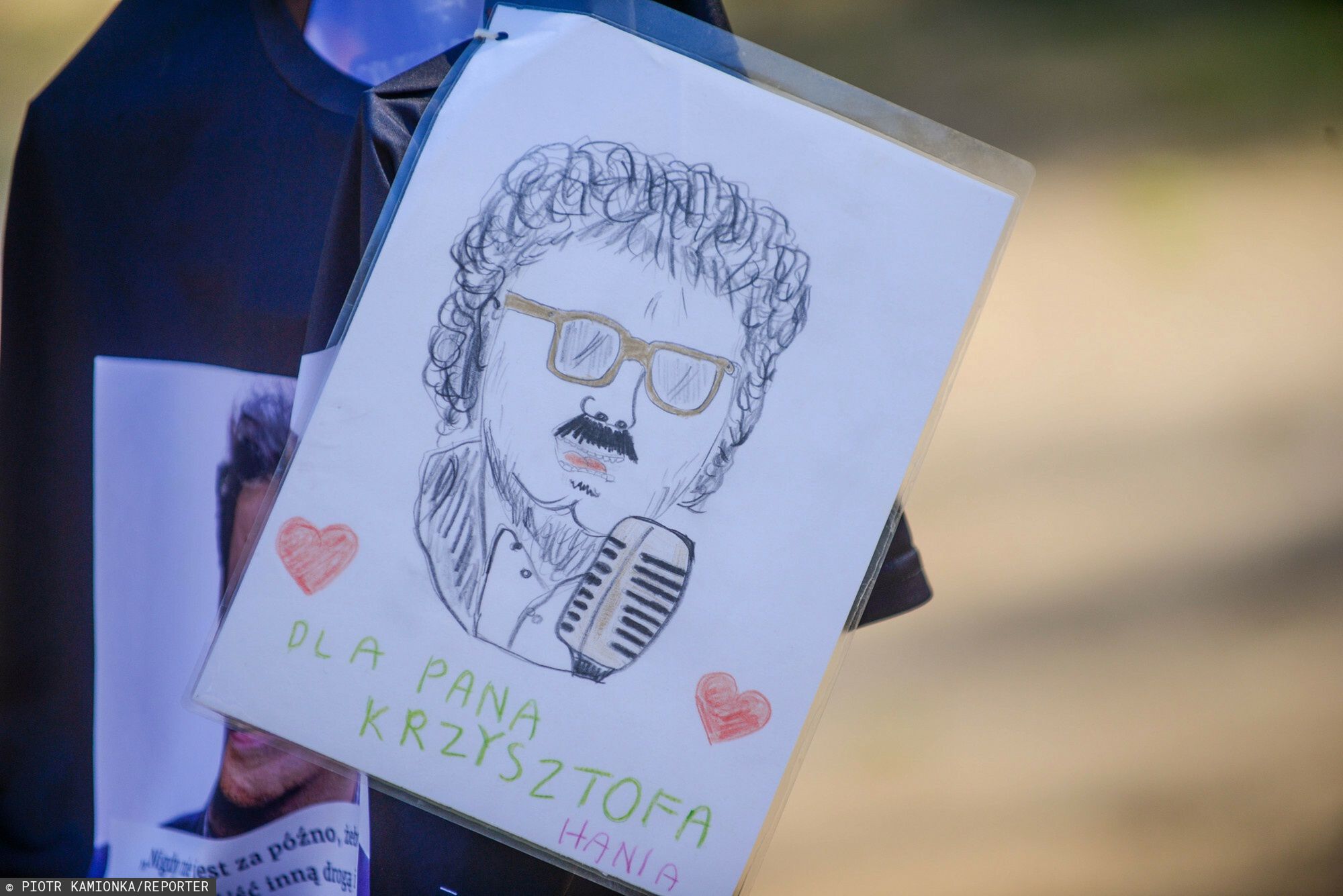 Grób Krzysztofa Krawczyka w Grotnikach koło Łodzi miesiąc po pogrzebie wokalisty. Fani palą znicze i zostawiają zdjęcia oraz listy