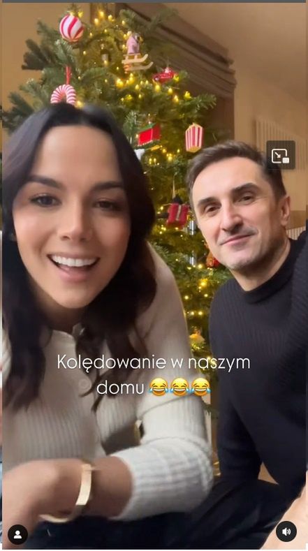 Paulina Krupińska śpiewa kolędę z mężem