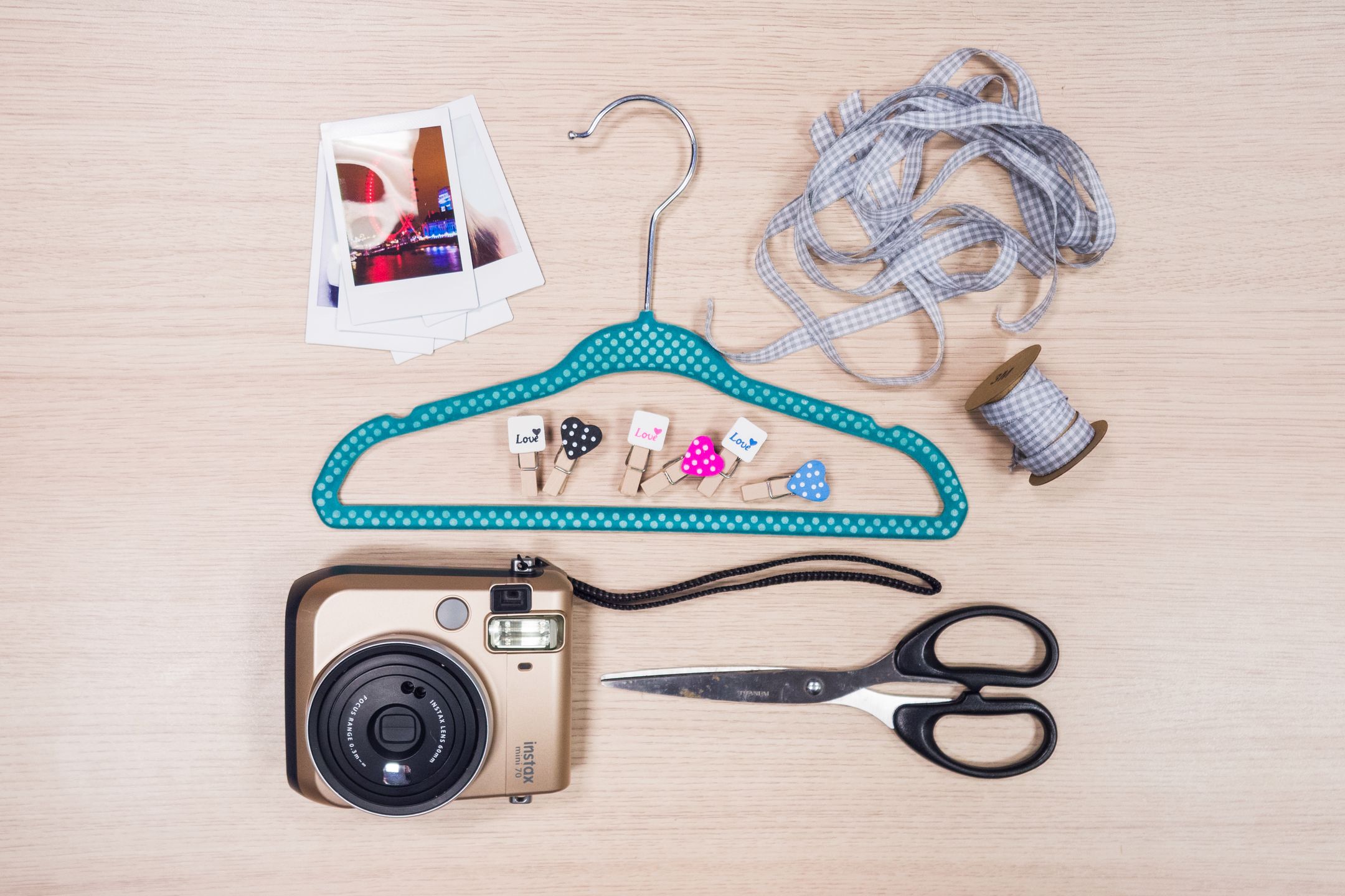 Wiszące instaxy, czyli jak udekorować pokój zdjęciami [zrób to sam] 2