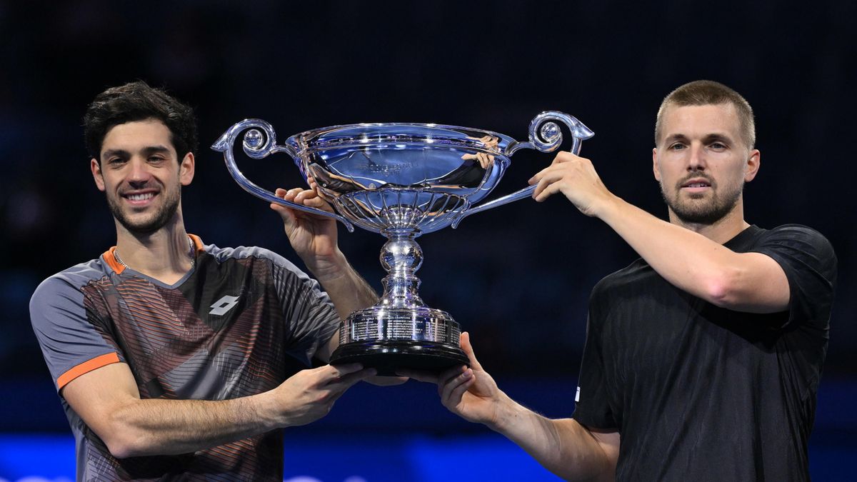 PAP/EPA / Alessandro Di Marco  / Na zdjęciu: Julian Cash i Lloyd Glasspool