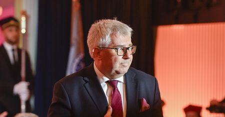 Grozi mu więzienie. Czarnecki się nie przejmuje, tak spędza wakacje