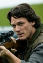 Luke Evans dzierży łuk w Śródziemiu