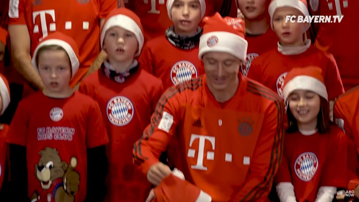 YouTube / FC Bayern TV / Robert Lewandowski na świątecznym spotkaniu z dzieciakami