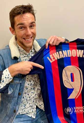 Tomasz Sobania z koszulką Barcelony, na której Robert Lewandowski złożył autograf. Fot. Archiwum Tomasza Sobani