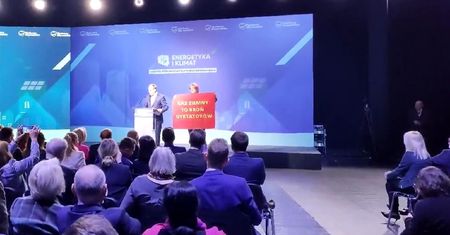 Przerwała Tuskowi. Weszła na scenę z transparentem