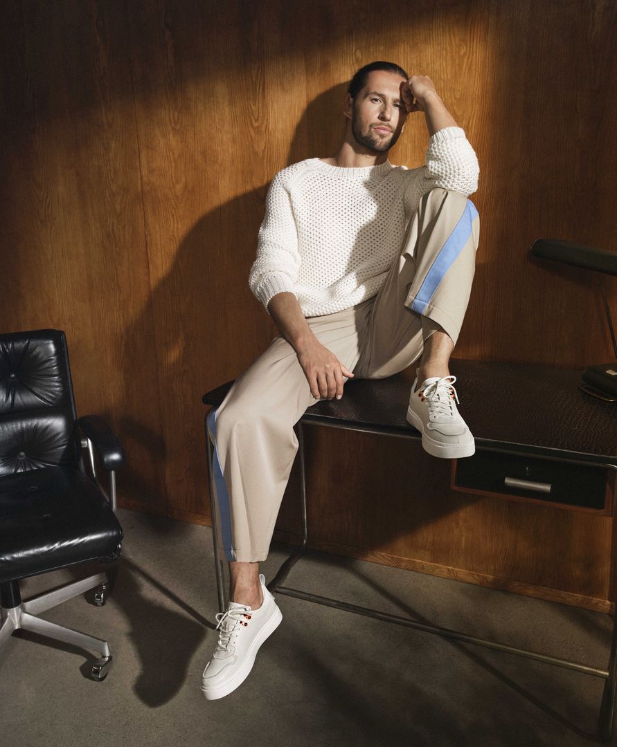 Grzegorz Krychowiak w sneakersach męskich z gładkiej skóry licowej off-white Kazar x Balamonte. 