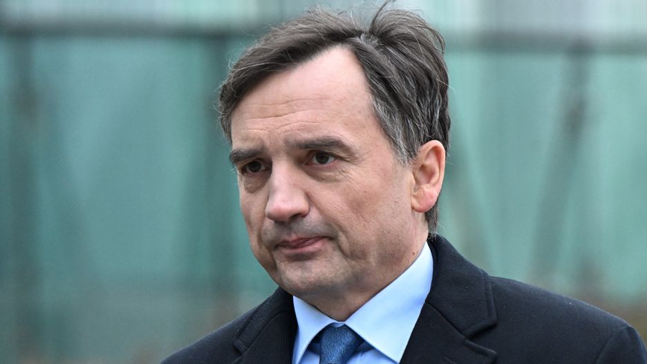 Warszawa, 28.12.2024. Poseł PiS, były minister sprawiedliwości Zbigniew Ziobro podczas konferencji prasowej nt. "Manipulacje i łamanie prawa przy składach sędziowskich", 28 bm. przed budynkiem Sądu Apelacyjnego w Warszawie. (sko) PAP/Radek Pietruszka
