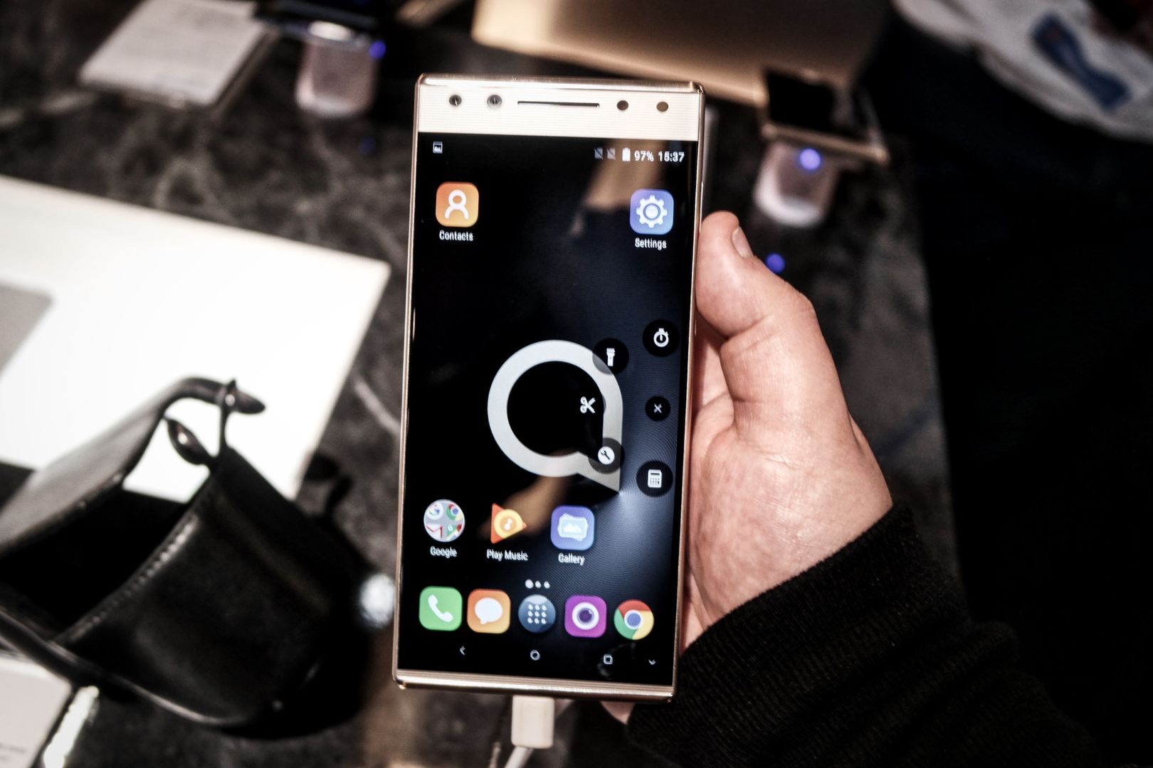 Alcatel 5, czyli bardzo nietypowy pomysł na małe ramki. Widziałem ten dziwaczny telefon na żywo 6