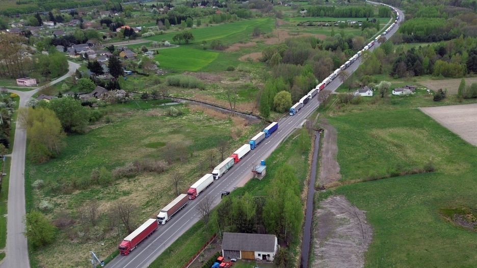 Protestujący przepuszczają po jednej ciężarówce na 60 minut w obu kierunkach.