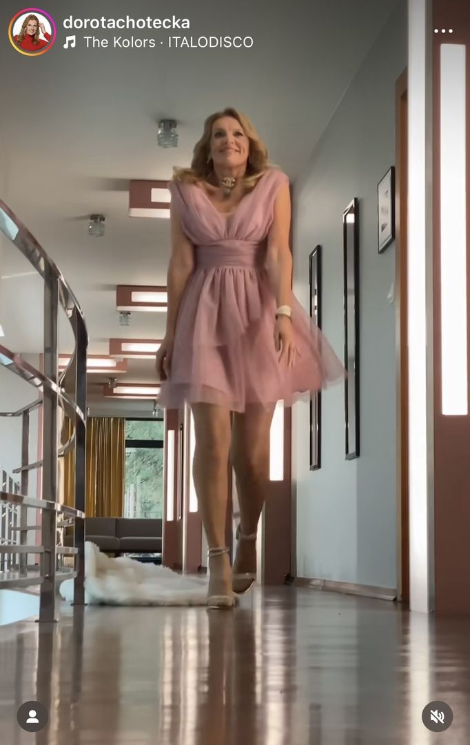Dorota Chotecka w pudrowej mini