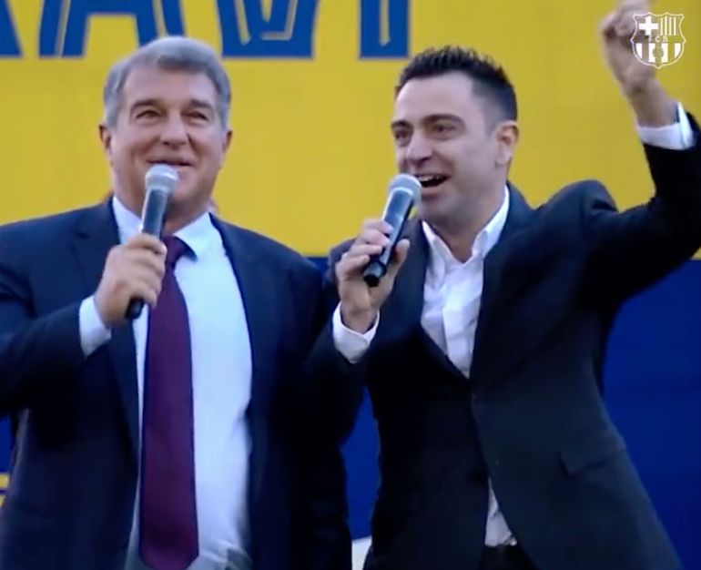 Na zdjęciu od lewej: Joan Laporta i Xavi