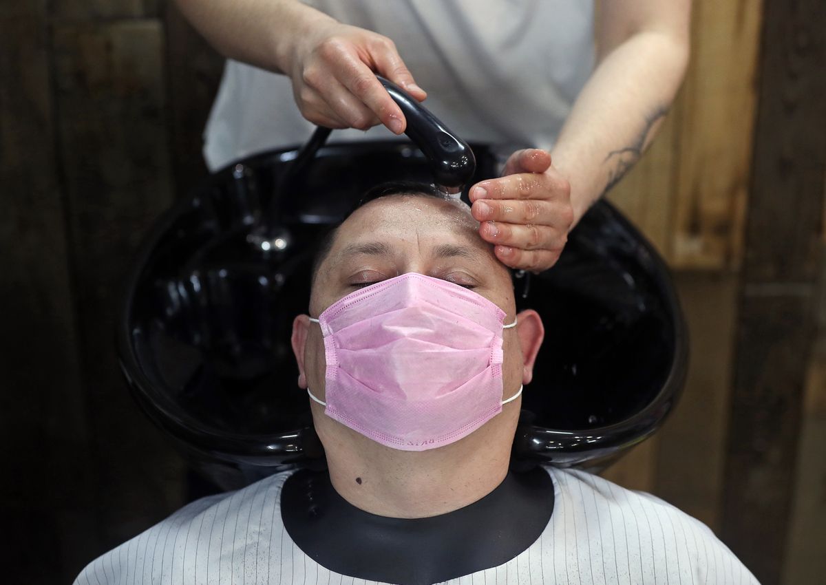 Niemcy zabrali się za fryzjerskie podziemie. Zamykają nielegalnie działające salony