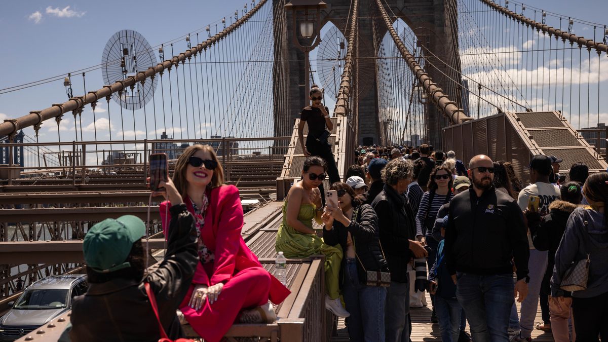 Turyści na Brooklyn Bridge w Nowym Jorku