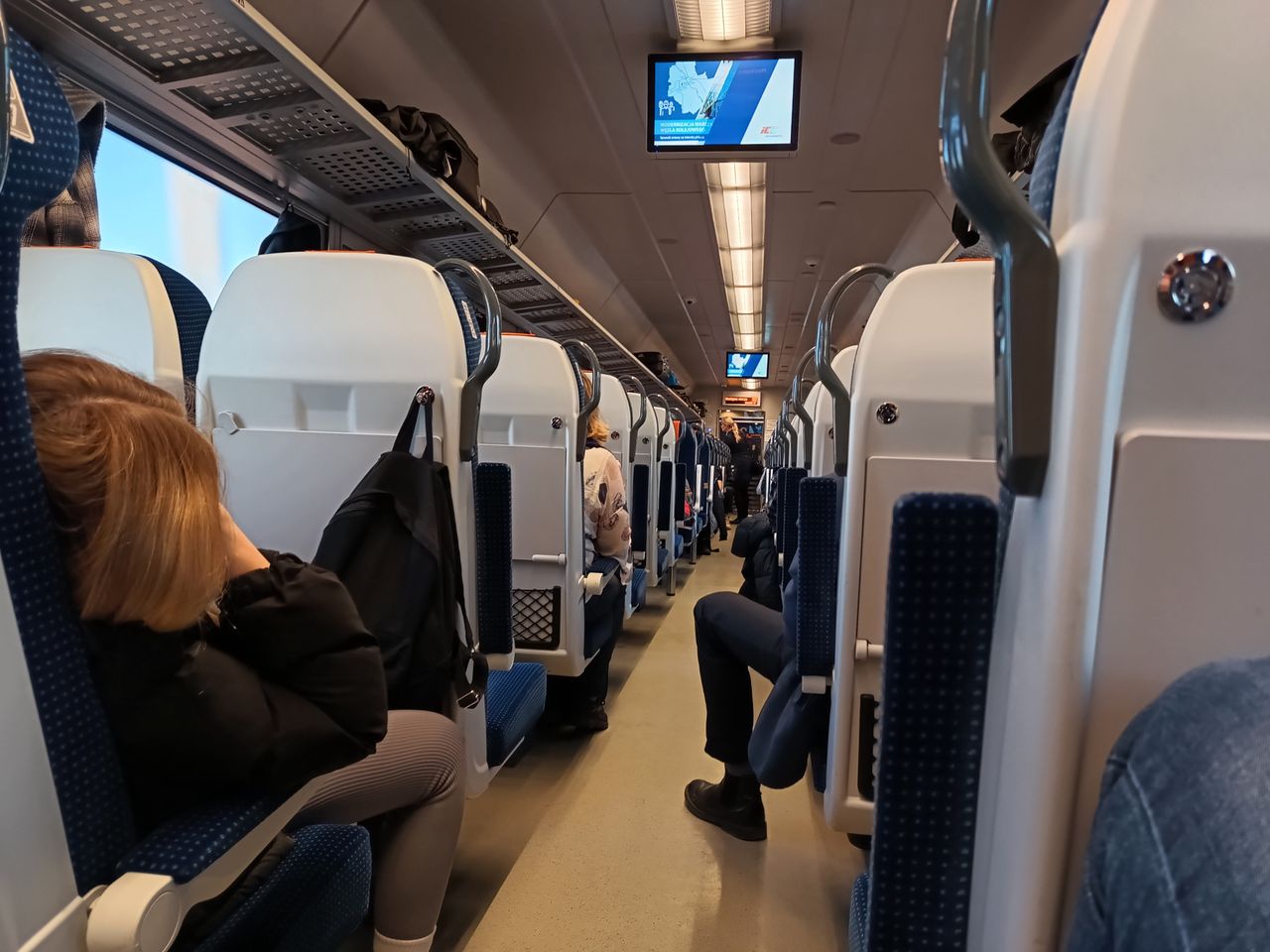 Bezprzedziałowy wagon pociągu Intercity na szlaku do Warszawy