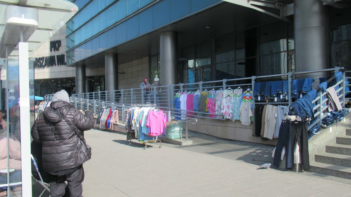 Stock Marek Bazak
Fot. Zofia i Marek Bazak/East News,
Warszawa. N/z sprzedaz uliczna na chodniku przed galeria handlowa, prowizoryczne stoisko z odzieza.
ZOFIA BAZAK