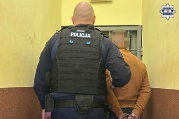 Pijany 32-latek groził kobiecie. Potem postanowił staranować jej auto