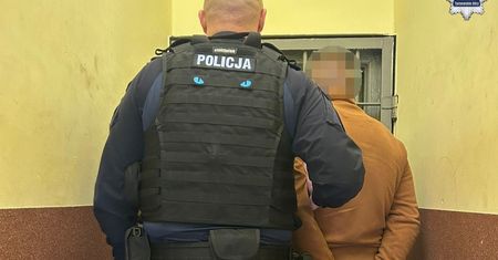 Pijany 32-latek groził kobiecie. Potem postanowił staranować jej auto