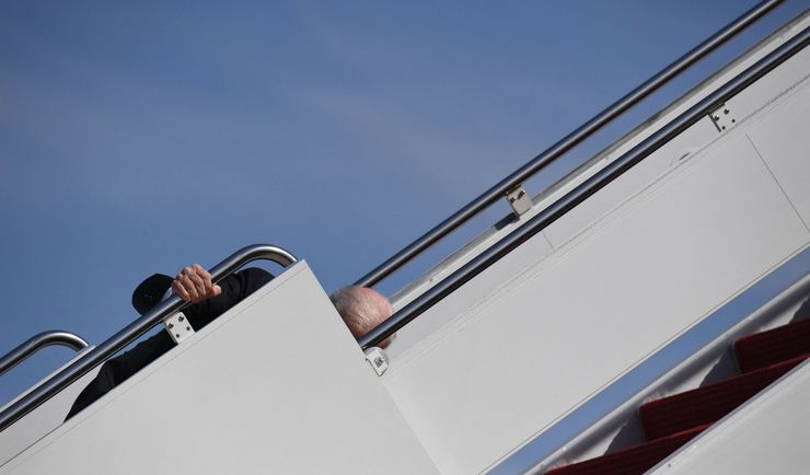 Pytania o zdrowie Joe Bidena. Prezydent USA upadł na schodach