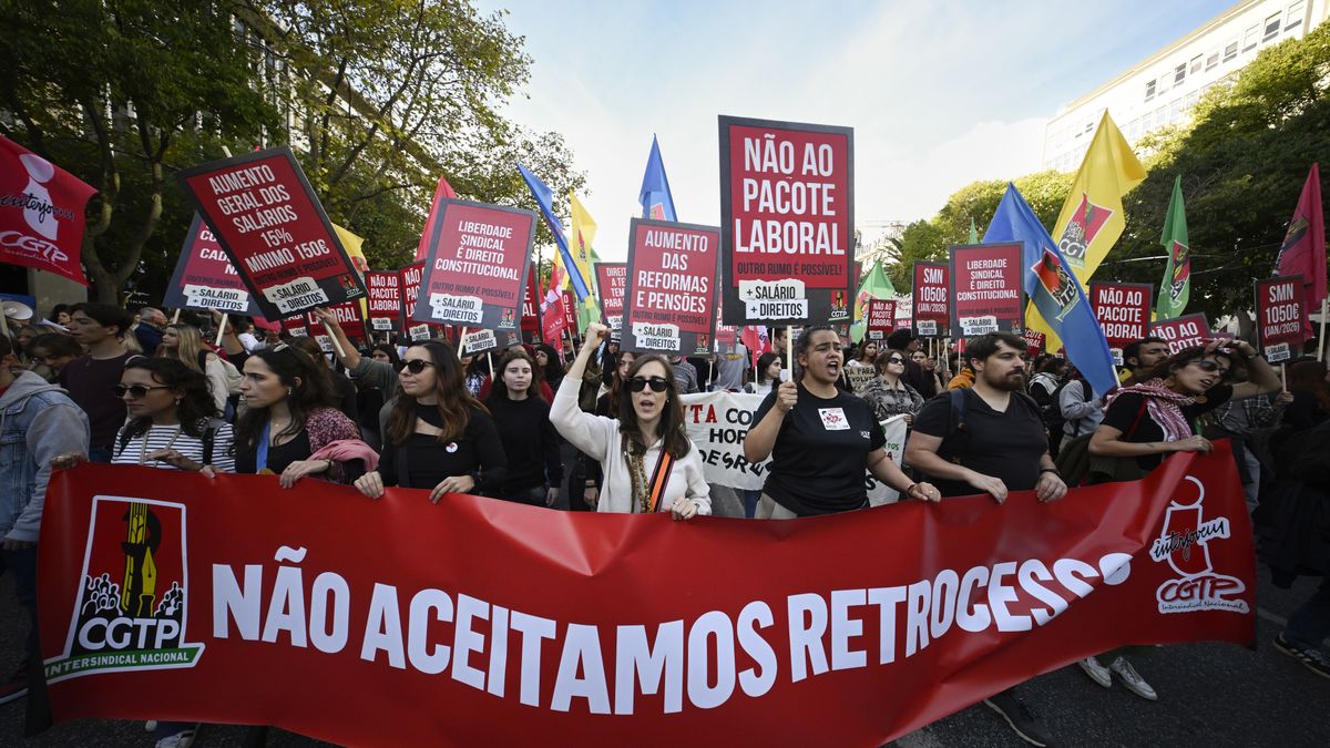 LISBON, PORTUGAL - NOVEMBER 08: Participants parade with protest signs and trade union banners at a demonstration “Against the Labor Package,” organized by CGTP-IN under the slogan “Everyone to Lisbon” against the government's draft bill to revise labor legislation, from Marques de Pombal to Praça Restauradores on November 08, 2025 in Lisbon, Portugal. The CGTP-IN expects thousands of workers, pensioners, and families to attend this demonstration against the revision of labor law, and has anticipated that will “fight back” if the government does not withdraw the draft bill from discussion, for it represents “a real step backwards” in workers' rights, and points out that there are proposals for amendments that are unconstitutional. (Photo by Horacio Villalobos#Corbis/Getty Images)
