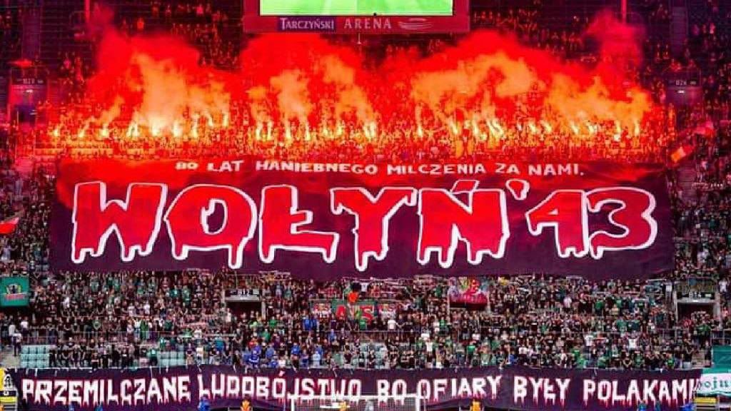 Антиукраїнські банери на футбольному матчі у Польщі