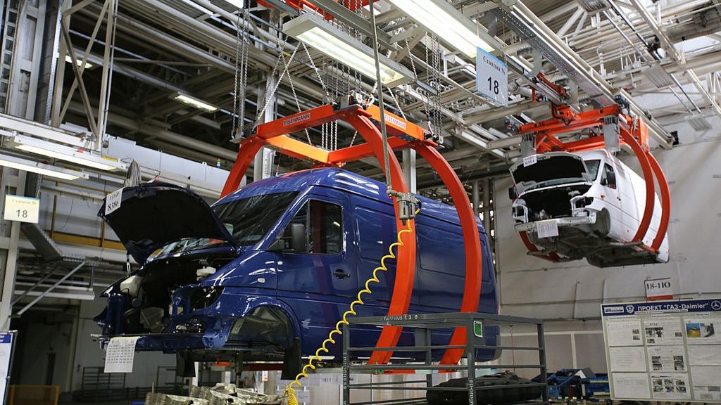Vehicle Manufacture At Russia's Largest Truck Maker GAZ Group
Blue and a white Mercedes-Benz AG Sprinter vans hang from a mechanised lift to move them around the production line during assembly at the Gaz auto plant, operated by Gaz Group, in Nizhny Novgorod, Russia, on Tuesday, June 16, 2015. The economy may shrink for two years in a row for the first time under Putin if oil stays at $60 through 2016, the central bank says. Photographer: Andrey Rudakov/Bloomberg via Getty Images
Bloomberg
EMEA; EUROPE, EAME; EUROPE; FRANCE; FRENCH, AUTO INDUSTRY; AUTOMAKER; CARMA, AUTO; AUTOS; CAR; CARS; VEHICLE, FINANCE; FINANCIAL; ECONOMY, ECONOMY; ECONOMIC; SPENDING, MANUFACTURER; FACTORY; INDUSTRY