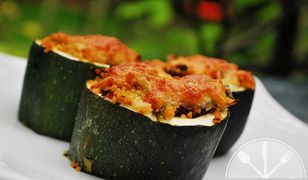 Cukinia faszerowana pełnoziarnistym kuskusem, suszonymi pomidorami, pieczarkami i mozzarellą