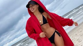 Pozowała w deszczu i zimnie na plaży. Zdjęcia dziewczyny Piotra Żyły hitem