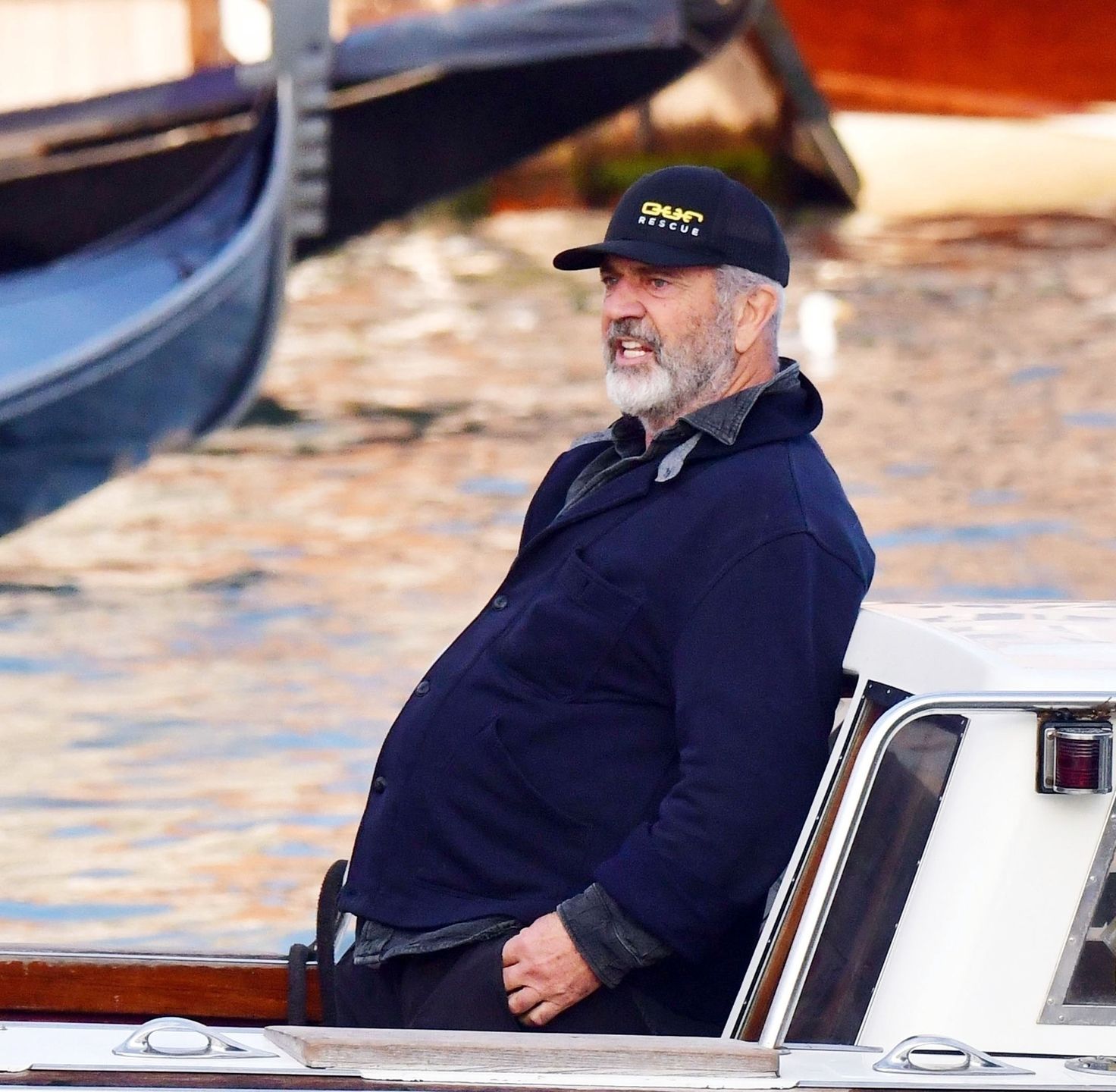 Mel Gibson eksploruje Wenecję z młodszą o 35 lat małżonką i 5-letnim synem