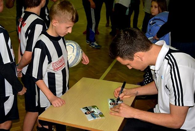 Gość specjalny podczas rozdawania autografów / fot. Michał Śmierciak